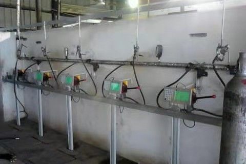 آلة تعبئة اسطوانة غاز ثاني أكسيد الكربون LPG ميكانيكي 1.6Mpa